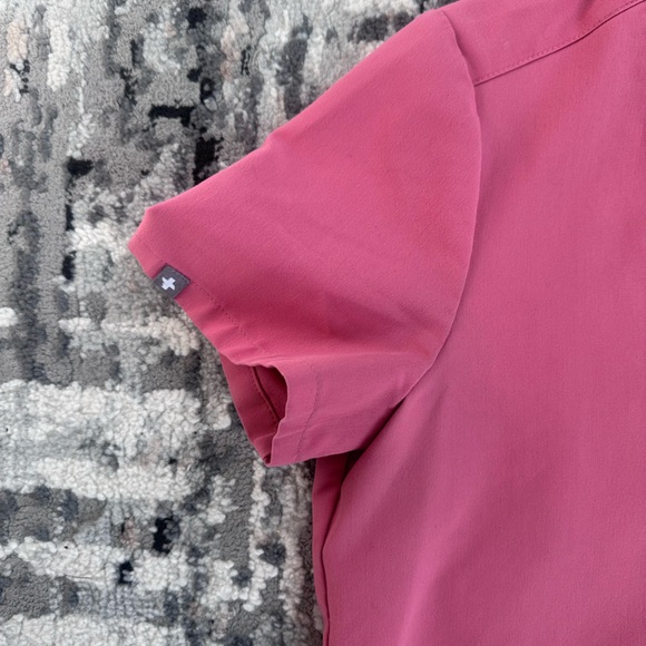 Figs scrubs quartz pink Casma Top Figs - Picture 3 of 5